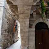 Passiamo sotto la larga volta centinata del XIII secolo...